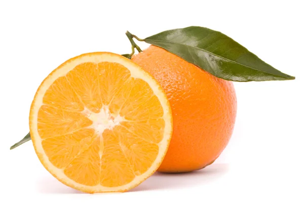 Saftige Orange isoliert auf weißem Hintergrund. — Stockfoto
