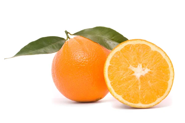 Naranja jugosa aislada sobre un fondo blanco . — Foto de Stock
