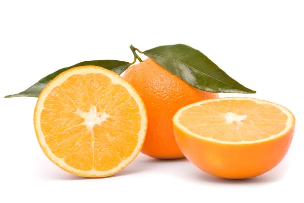 Soczysta pomarańcza na białym tle na białym tle. — Zdjęcie stockowe