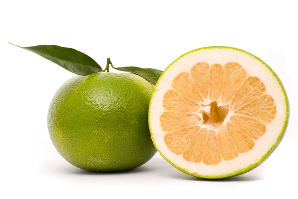 Lédús grapefruit elszigetelt fehér background. — Stock Fotó