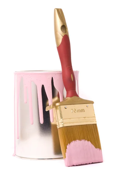 Kan van roze verf en professionele penseel op een wit — Stockfoto