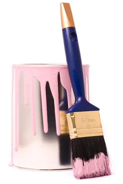 Lata de pintura rosa y pincel profesional sobre un blanco — Foto de Stock