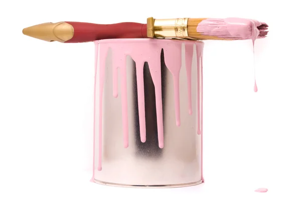 Pode de tinta rosa e escova profissional em um branco — Fotografia de Stock