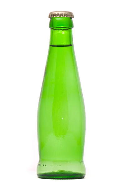 Зелена пляшка на білому фоні — стокове фото