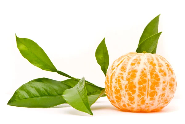 Juicy tangerine and leaves isolated on a white background. — Stock Photo, Image
