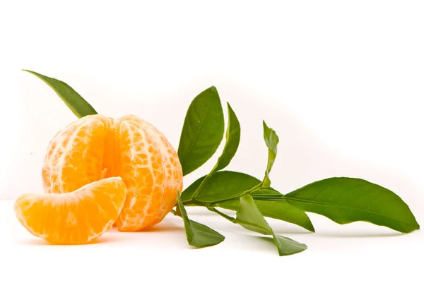 Juicy tangerine and leaves isolated on a white background. — Stock Photo, Image