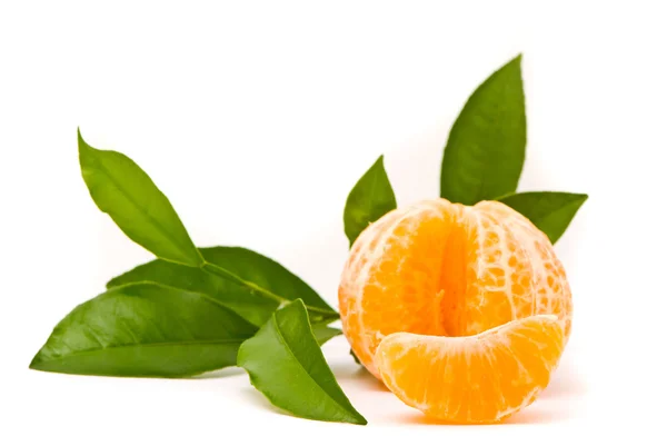 Saftige Mandarine und Blätter isoliert auf weißem Hintergrund. — Stockfoto