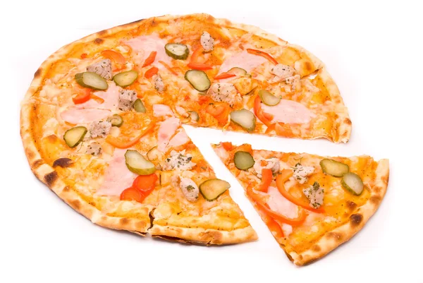 Пицца с соусом, сыром, маринованной свининой, ветчиной, перцем, огурцами — стоковое фото