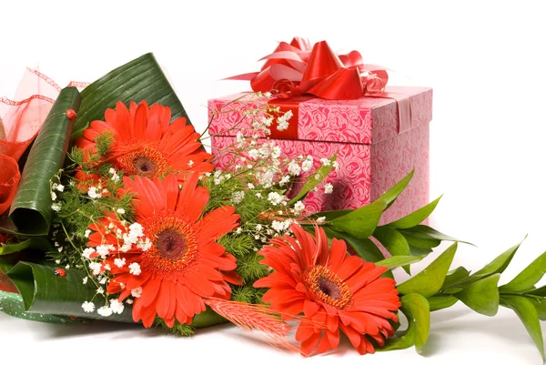 아름 다운 꽃다발 거 베라와 흰색 선물 상자 — 스톡 사진