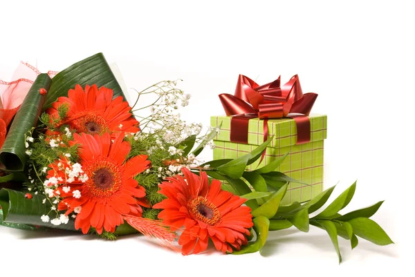 Magnifico bouquet gerbera e scatola regalo su un bianco — Foto Stock