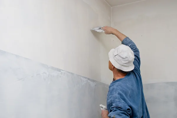Llenando paredes. Reparación casa. — Foto de Stock