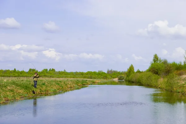 Rybář na řece. — Stock fotografie