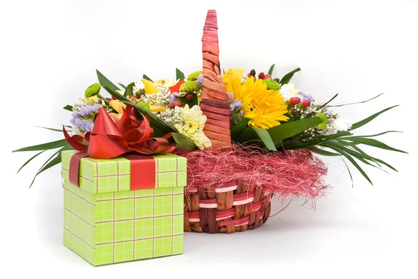 Hermoso ramo en la cesta y caja de regalo en un respaldo blanco —  Fotos de Stock
