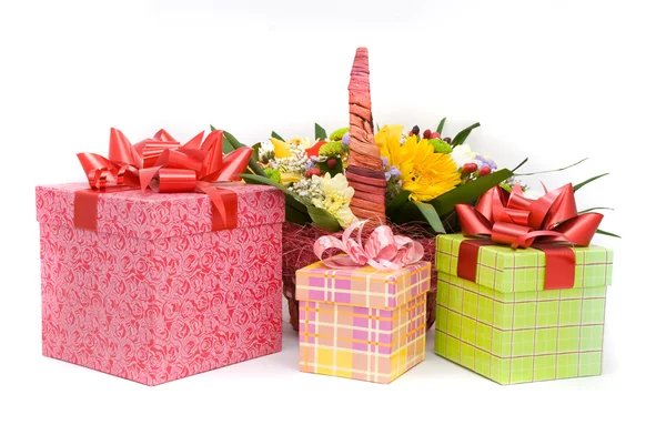 Hermoso ramo en la cesta y cajas de regalo en un bac blanco — Foto de Stock