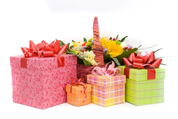 Bellissimo bouquet nel cestino e scatole regalo su un bac bianco — Foto Stock