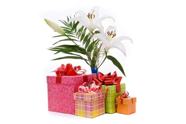 Hermoso ramo de lirios blancos y caja de regalo en un bac blanco — Foto de Stock