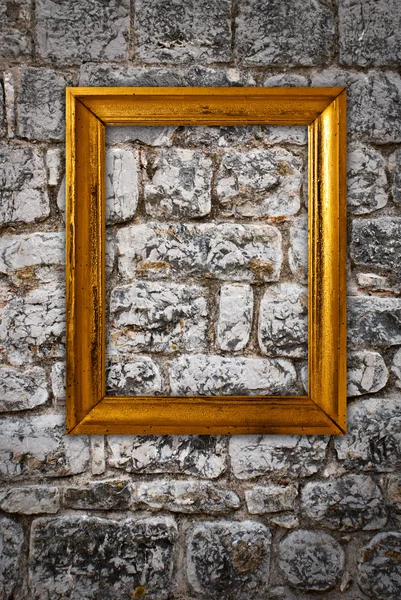 Eski bir duvardaki altın çerçeve — Stok fotoğraf
