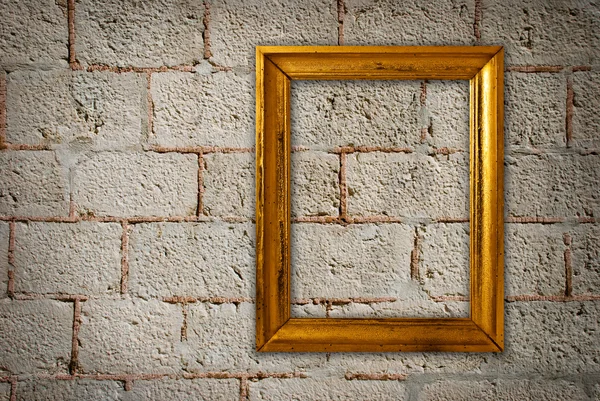 古い壁の背景に金のフレーム — ストック写真