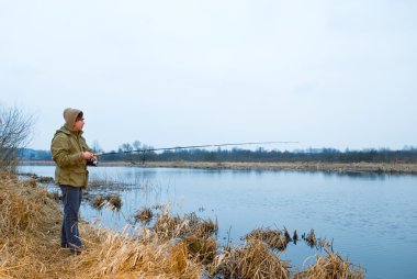 balıkçı bir bahar Nehri üzerinde