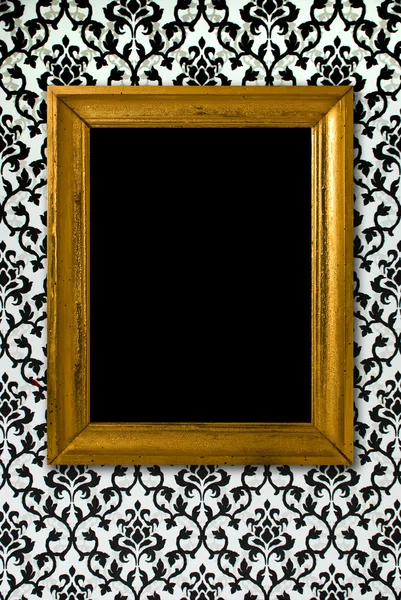 Guld ram på en svart och vit tapet — Stockfoto