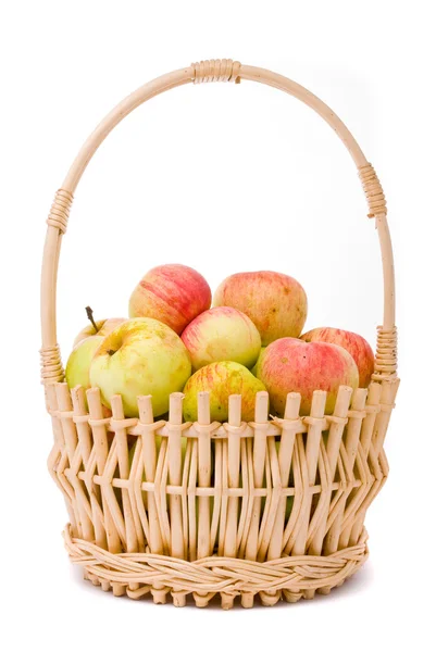 Спелые яблоки в корзине на белом фоне — стоковое фото