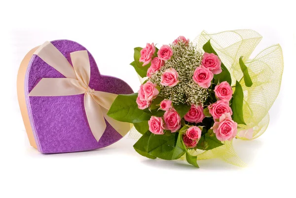 Hermoso ramo de rosas y caja de regalo sobre fondo blanco — Foto de Stock