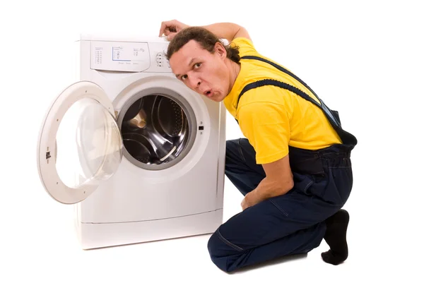 Tamirci ve çamaşır makinesi beyaz zemin üzerine izole — Stok fotoğraf