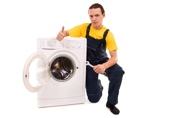 Reparador e máquina de lavar roupa isolada sobre fundo branco — Fotografia de Stock