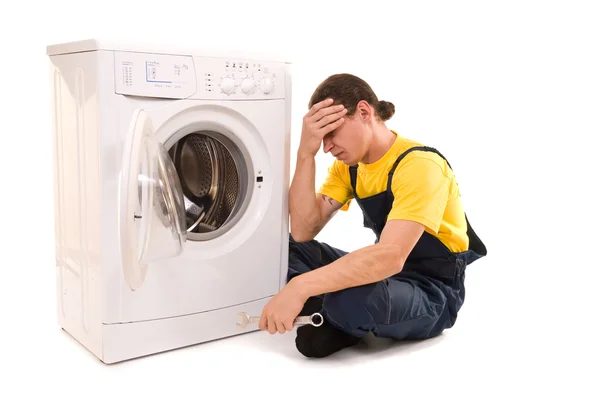Ремонтник і пральна машина ізольовані на білому тлі — стокове фото