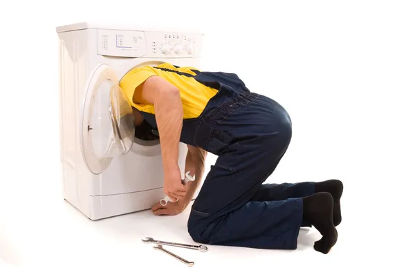 Reparaturwerkstatt und Waschmaschine isoliert auf weißem Hintergrund lizenzfreie Stockfotos