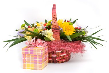 güzel buket sepet ve beyaz backg hediye kutusu