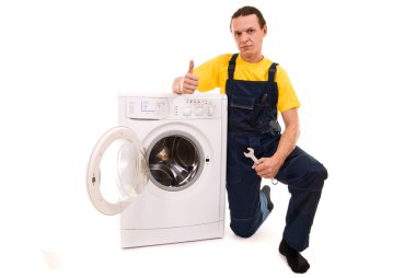 Tamirci ve çamaşır makinesi beyaz zemin üzerine izole