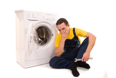Tamirci ve çamaşır makinesi beyaz zemin üzerine izole