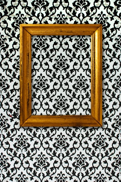Moldura de ouro em um papel de parede preto e branco — Fotografia de Stock
