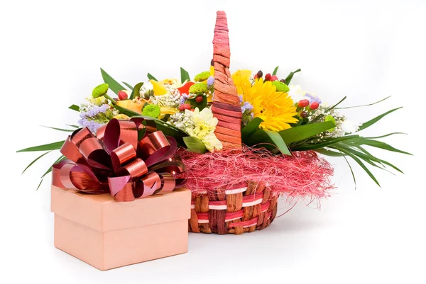 Bellissimo bouquet nel cestino e scatola regalo su uno schienale bianco — Foto Stock