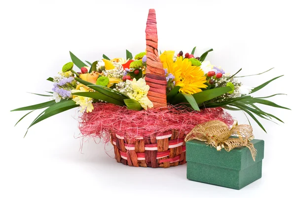 Belo buquê na cesta e caixa de presente em um backg branco — Fotografia de Stock