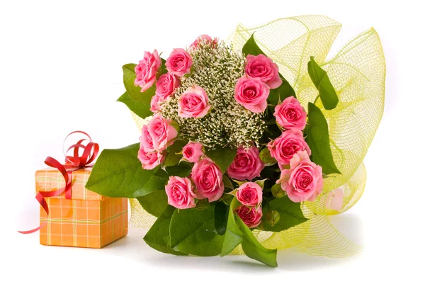 Schöne Rosen Strauß und Geschenkbox auf weißem Hintergrund — Stockfoto