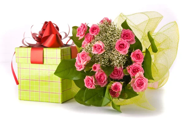 Buquê de rosas bonitas e caixa de presente no fundo branco — Fotografia de Stock