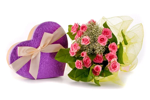 Buquê de rosas bonitas e caixa de presente no fundo branco — Fotografia de Stock