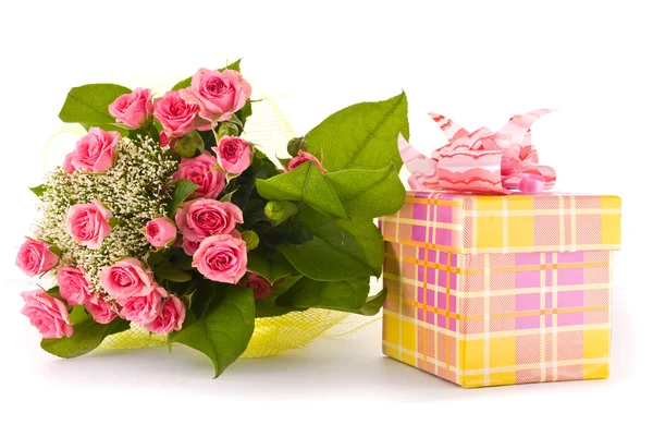 Hermoso ramo de rosas y caja de regalo sobre fondo blanco — Foto de Stock
