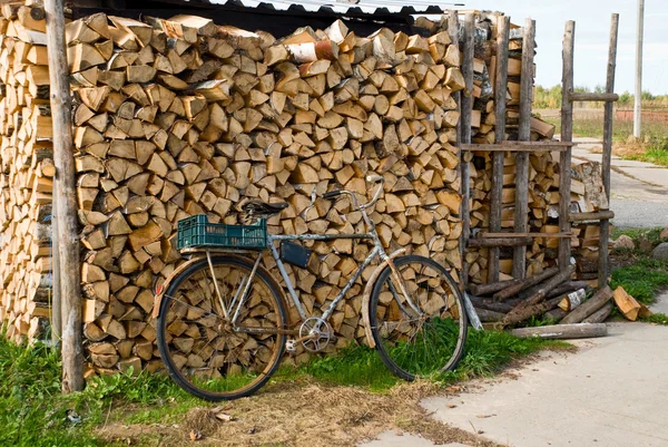 Old bicycle in village — Stock Photo, Image