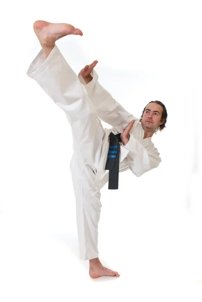 Karate bojovník na bílém pozadí — Stock fotografie
