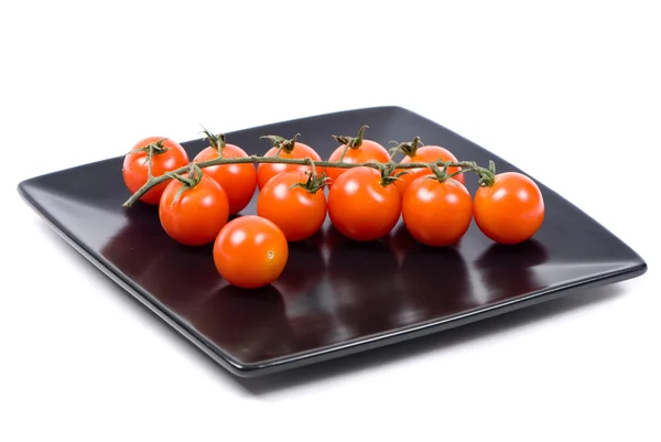 Tomates cerises dans une assiette noire — Photo