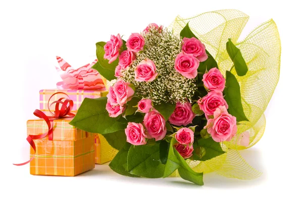 Buquê de rosas bonitas e caixas de presente no fundo branco — Fotografia de Stock