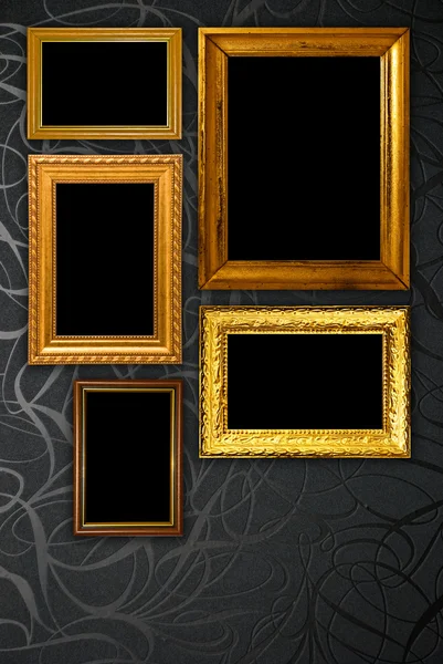 黒のビンテージ壁紙の背景にゴールド フレーム — ストック写真