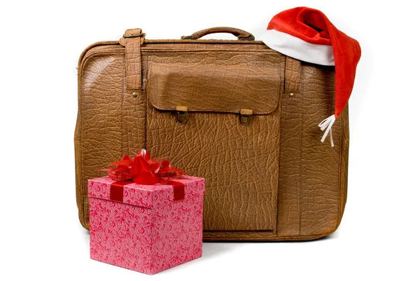 Gammal resväska med en jul hatt och nuvarande box isolerad på en — Stockfoto