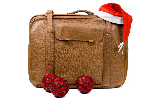 Vieille valise avec un chapeau de Noël et des boules isolées sur un blanc — Photo