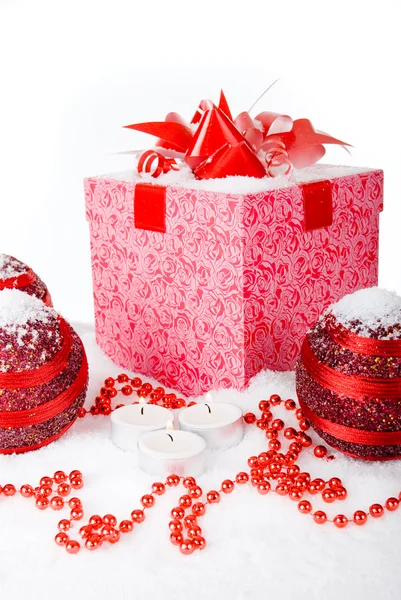 Noel hediye kutu kırmızı toplar ve mumlar ile karda — Stok fotoğraf
