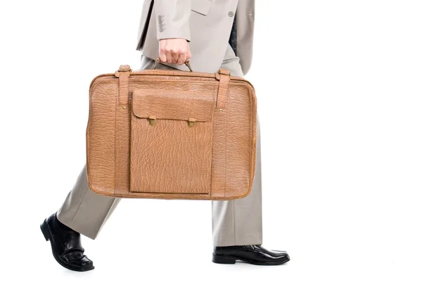 Chodící muž, který držel starý kufr, izolované nad bílým poz — Stock fotografie