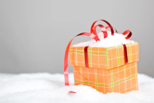 De doos van de gift van Kerstmis in sneeuw — Stockfoto
